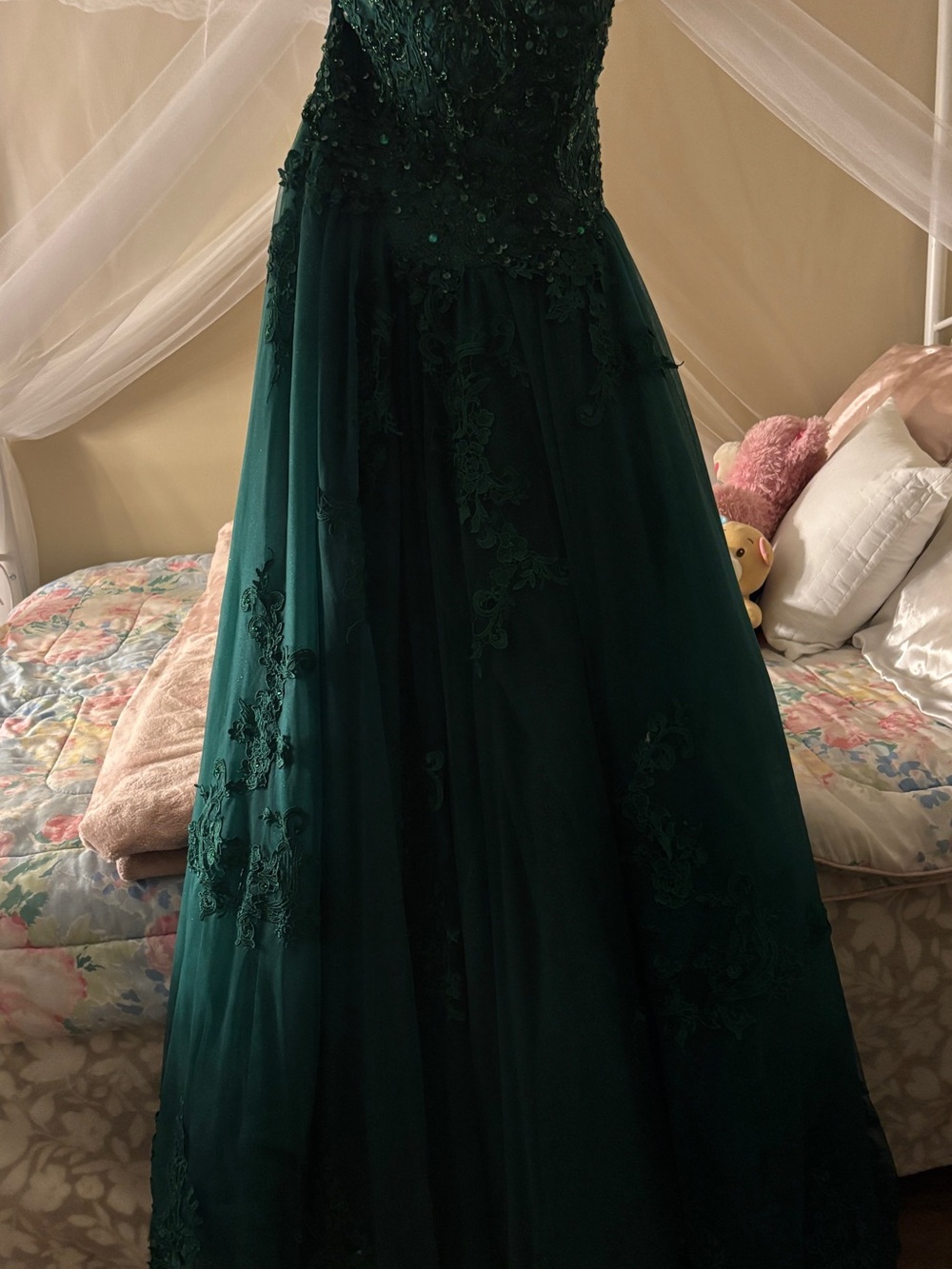 Emerald Green Lace Appliqué Evening Gown